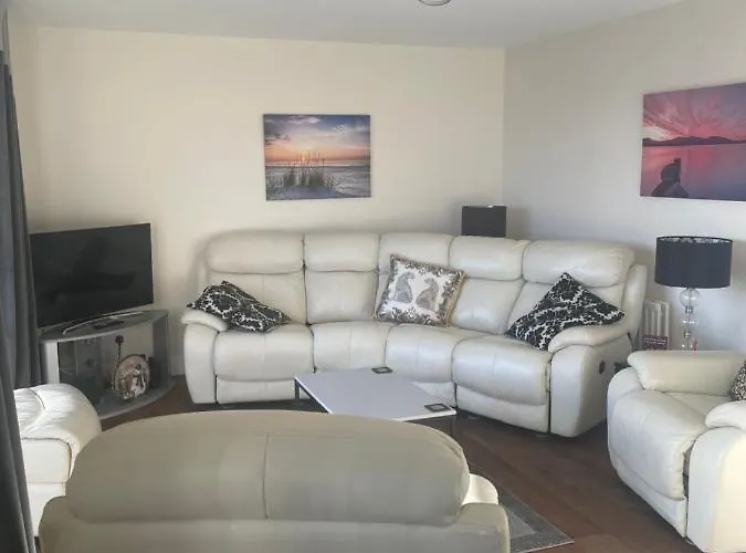 Newcastle Seafront Apartment With Wifi And Parking